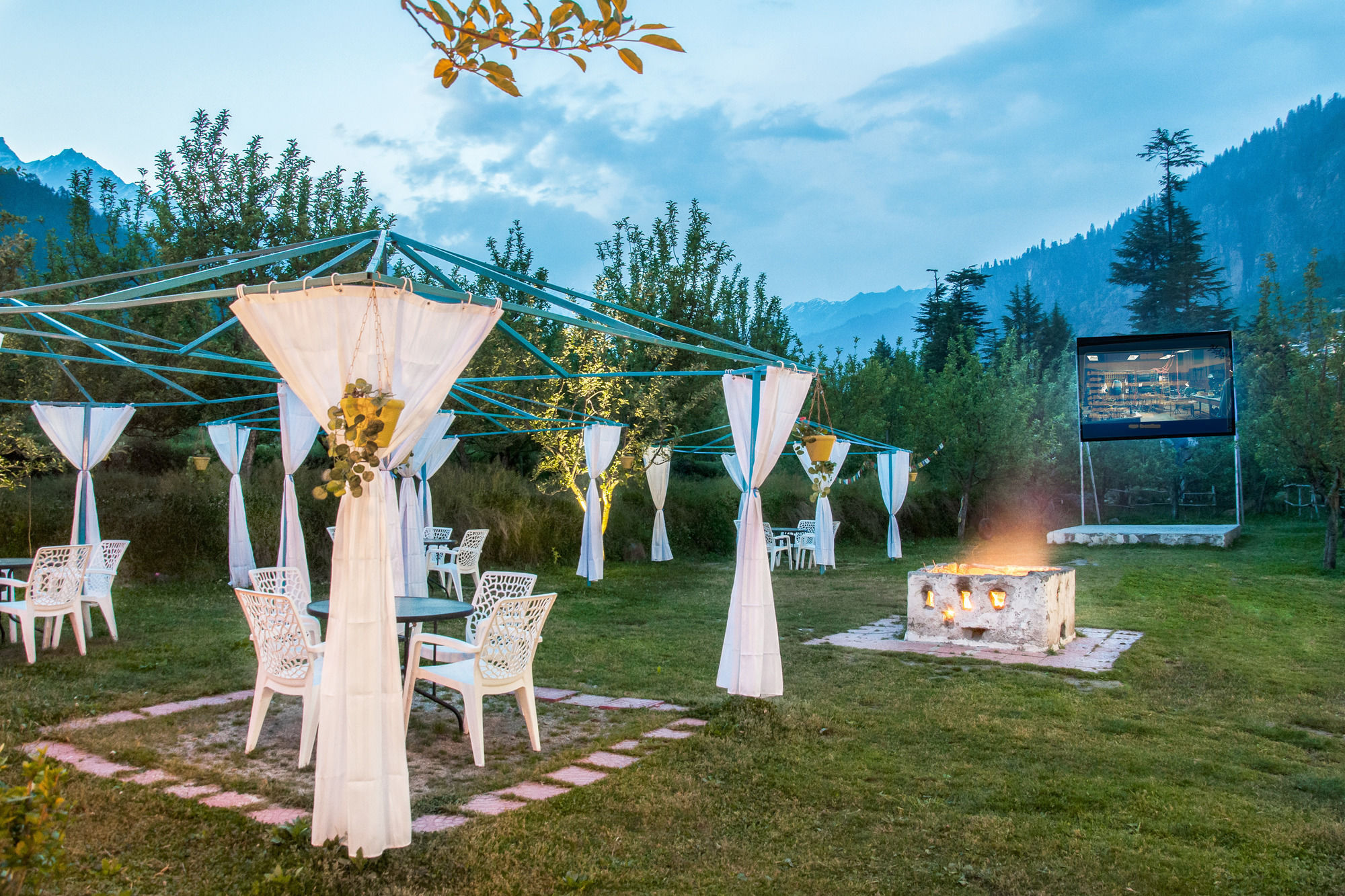 Отель Treebo Trend Celebriti Manali Vashist Экстерьер фото